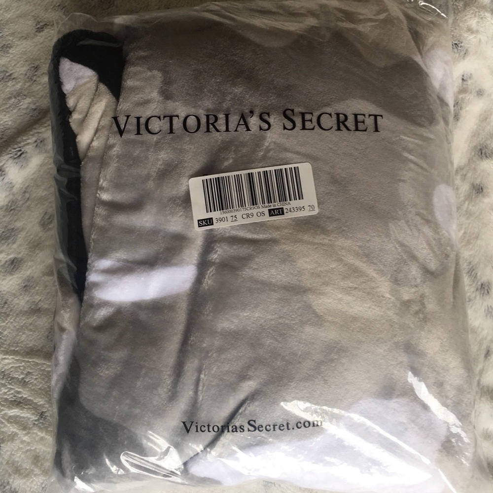 VS PINK Soft Camo Fleece Blanket - Picture 4 of 4